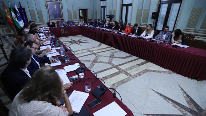 Pleno ordinario del Ayuntamiento de Huelva, presidido por el alcalde de la Ciudad, Gabriel Cruz.