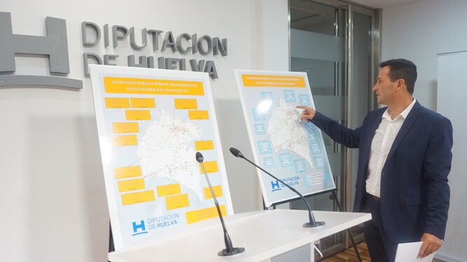 El vicepresidente de Política Municipal de la Diputación de Huelva, Ezequiel Ruiz, señala una de las actuaciones a realizar.