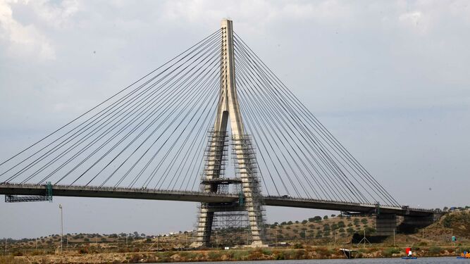 El puente internacional del Guadiana comunica Huelva con el Algarve portugués.