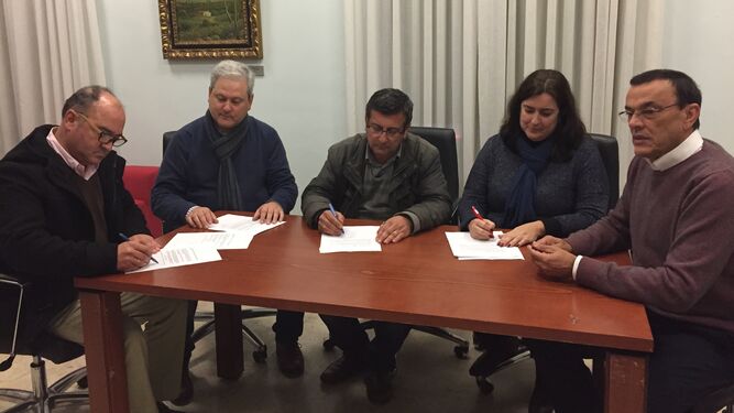 Firma del acuerdo en la Diputación con la que se frustró la moción de censura en Aljaraque.