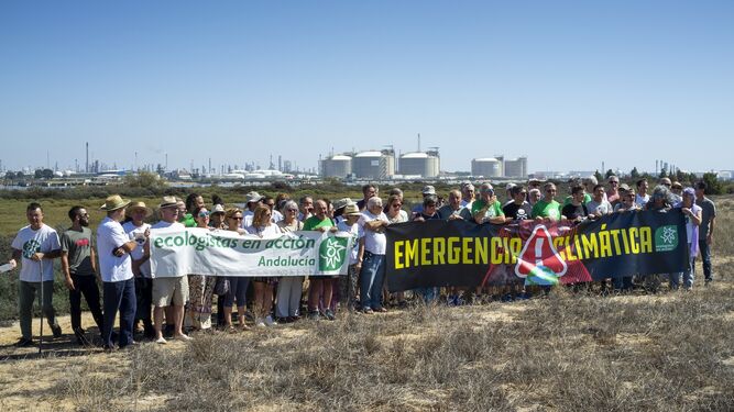 Los activistas de Ecologistas en Acción, con el polo químico de Huelva como telón de fondo.
