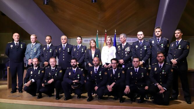 Foto de familia de los galardonados por la Policía Nacional.