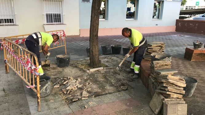Dos operarios del Ayuntamiento realizan obras de mantenimiento.