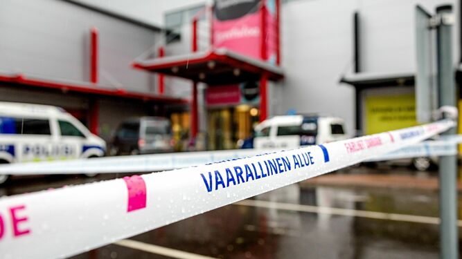 Exterior del centro comercial finlandés Herman, acordonado tras el ataque en un colegio de formación profesional cercano.