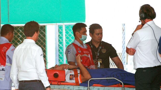 Márquez , siendo llevado en camilla al hospital de Burinam, en Tailandia