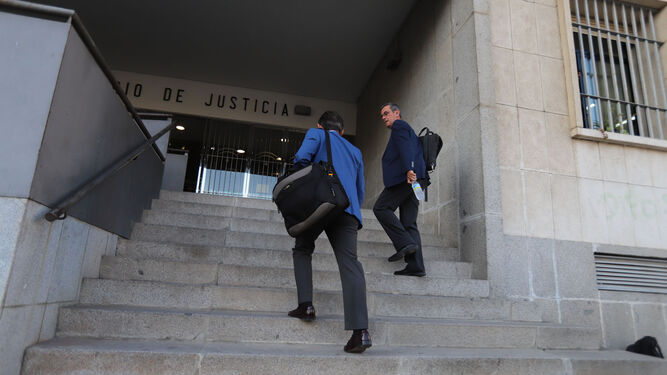 Los letrados del caso Aljaraque entran en la Audiencia Provincial de Huelva.