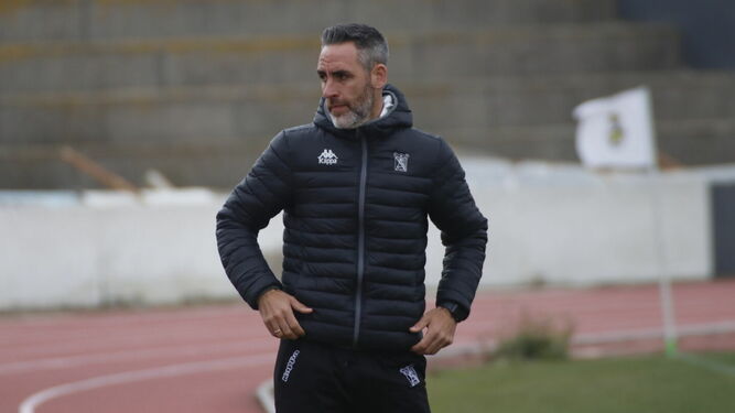 Abel Gómez sigue una temporada más en el banquillo del Sanluqueño.
