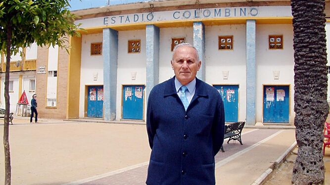 Martínez Oliva, a las puertas del estadio Colombino de Isla Chica.