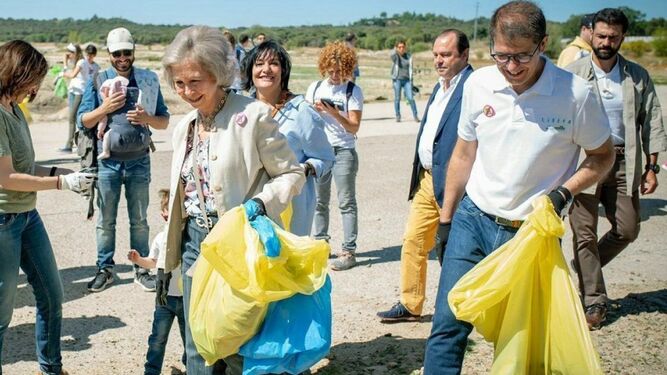 La Reina Emérita Sofía retirando basura del embalse de Valmayor, en Colmenarejo, este verano.