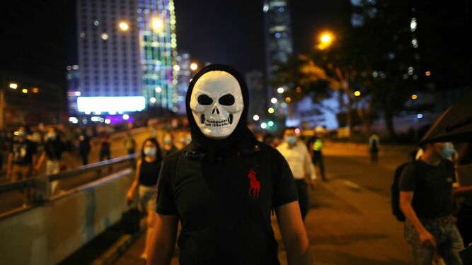 Un manifestante con una máscara en una de las protestas violentas registradas en Hong Kong.