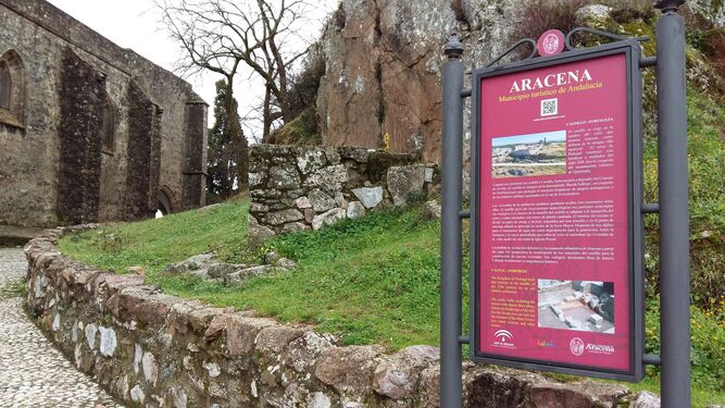 Señalética turística en el castillo de Aracena.