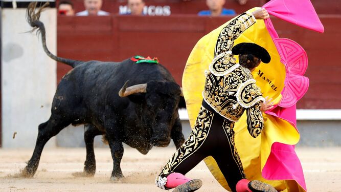 Manuel Escribano, en una larga cambiada de rodillas a portagayola ante su primer toro, se salvó milagrosamente de una cornada.