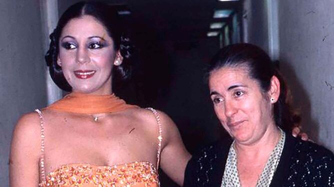 La madre de Isabel Pantoja y su hija, después de un concierto, en una imagen de archivo.