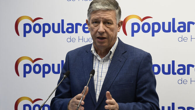 Carmelo Romero atiende a los medios durante una rueda de prensa en la sede del PP de Huelva.