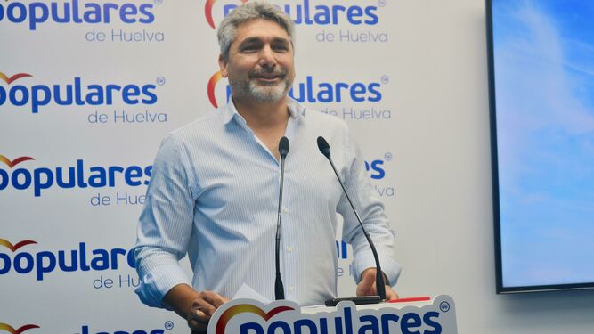 Juan José Cortés, durante una rueda de prensa en la sede del PP de Huelva.