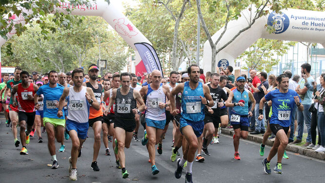 Varios atletas corren la 32 edición de la Vuelta a Huelva.