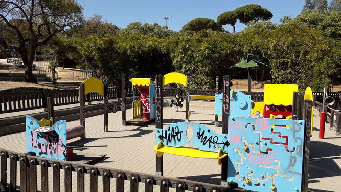 Elementos de juego llenos de pintadas y desperfectos en el interior del Parque Moret.