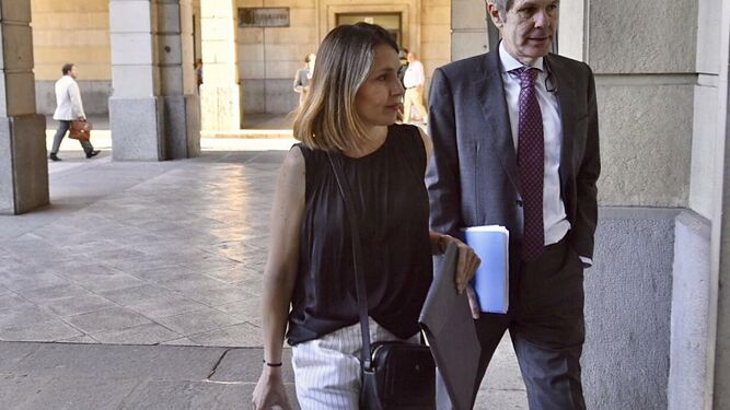 La ex presidenta de Invercaria Laura Gómiz, con su abogado, Adolfo Cuéllar, llega a la Audiencia.