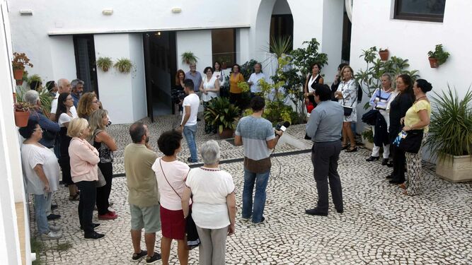 El guía da explicaciones a los visitantes sobre la Casa Grande de Ayamonte.