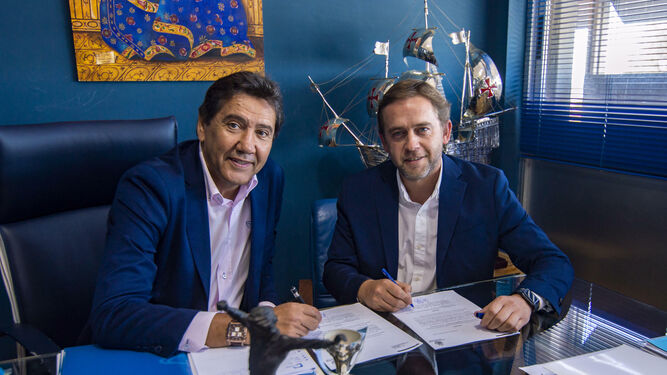Manuel Zambrano y David Mallada, en la firma del convenio.