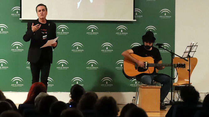 Juan Cobos Wilkins y Jesús Albarrán durante el recital.
