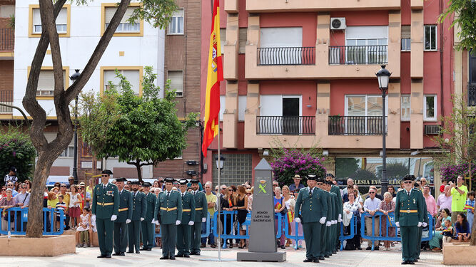Formación junto a la bandera en la Plaza de La Merced