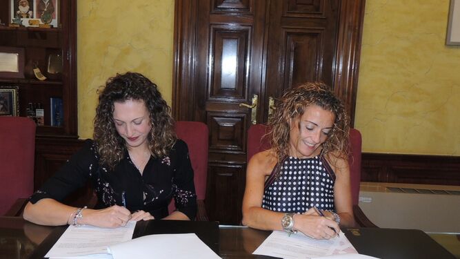 Momento de la firma del convenio de colaboración entre el Ayuntamiento y la Fundación Don Bosco.