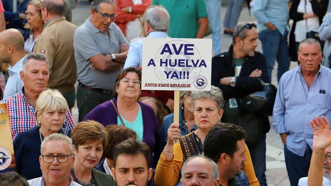 Im&aacute;genes de la concentraci&oacute;n en defensa de la llegada del AVE a Huelva