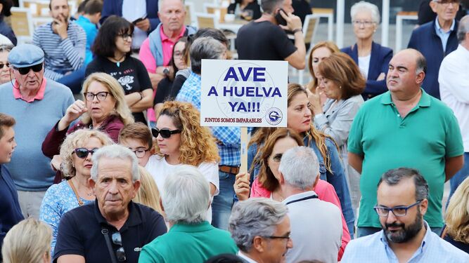 Im&aacute;genes de la concentraci&oacute;n en defensa de la llegada del AVE a Huelva