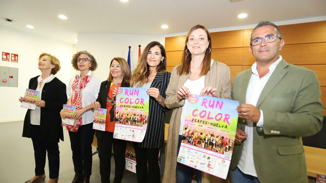Representantes de las administraciones y Feafes Huelva en la presentación de la carrera.