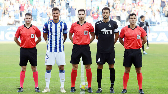 Diego Jiménez -segundo por la izquierda- junto con el capitán de la Balona, Carrasco, y el trío arbitral, ayer.