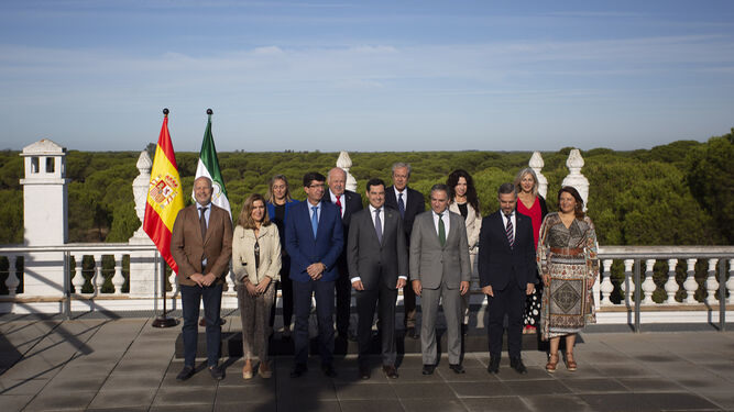 Foto de familia del presidente y los consejeros en el Palacio del Acebrón.