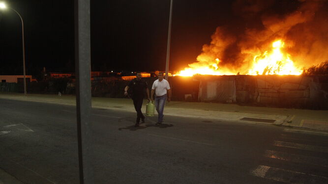 Un incendio obliga a evacuar un asentamiento chabolista en Lepe.
