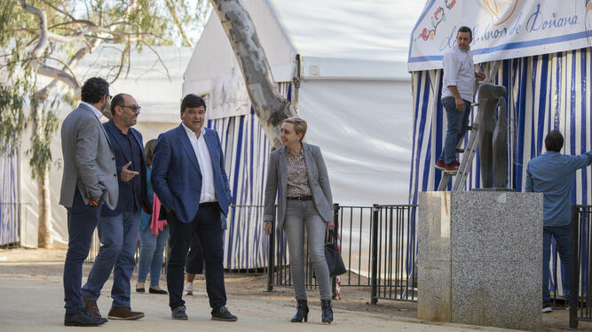 El alcalde, Gabriel Cruz, y parte de su equipo, en su visita ayer al recinto ferial.