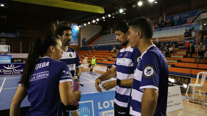 El técnico Paco Ojeda -derecha- dialoga con tres de sus jugadores en un partido