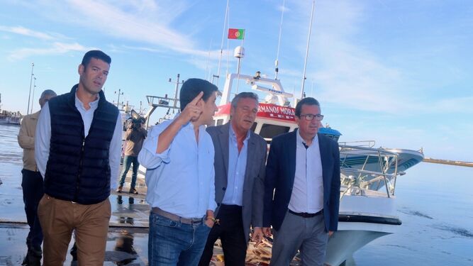 Los dirigentes del PP  en el puerto pesquero de Ayamonte.