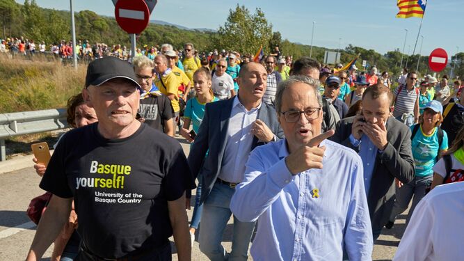 El ex lehendakari Juan José Ibarretxe y Quim Torra,  durante la 'Marcha de la libertad' que arrancó el miércoles en Gerona y llegará este viernes a Barcelona.