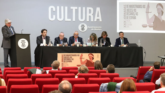 Exposición de las conclusiones de las  XXIX Jornadas de Jueces Decanos de España, en la Casa Colón de Huelva.
