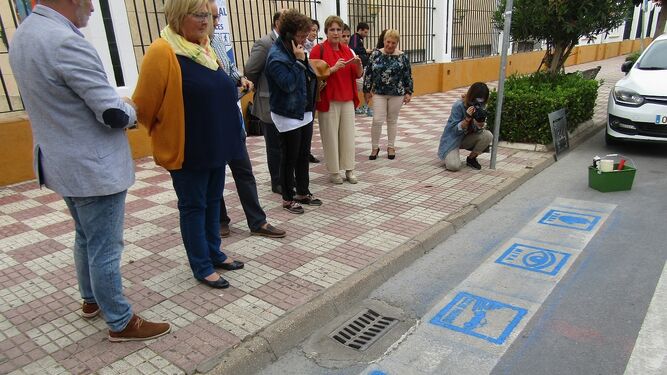 Pintada de pasos de peatones de la avenida de la Juventud para menores autistas en Almonte.  autistas