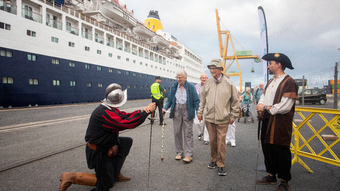 Recibimiento a los turistas que llegaron a Huelva en el crucero ‘Saga Sapphire’.