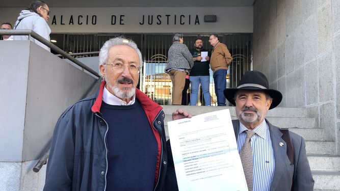 Aurelio González y José Cantó muestran el certificado de la Junta de Andalucía ante la Audiencia Provincial.