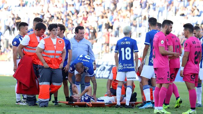 Quique Rivero, tumbado en la camilla, se duele tras la violenta entrada que sufrió en el partido con el UCAM Murcia.