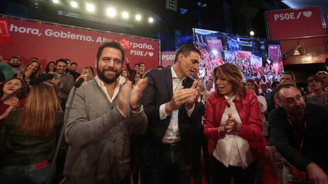 Pedro Sánchez y Susana Díaz, junto a Fran Gónzalez, líder del PSOE en Cádiz.