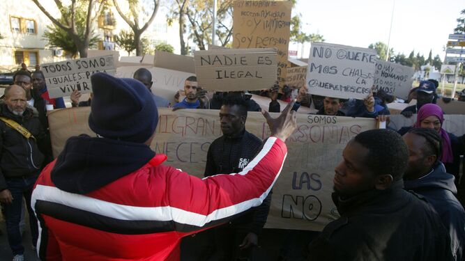 Marcha de inmigrantes reclamando el acceso a una vivienda digna en Lepe.