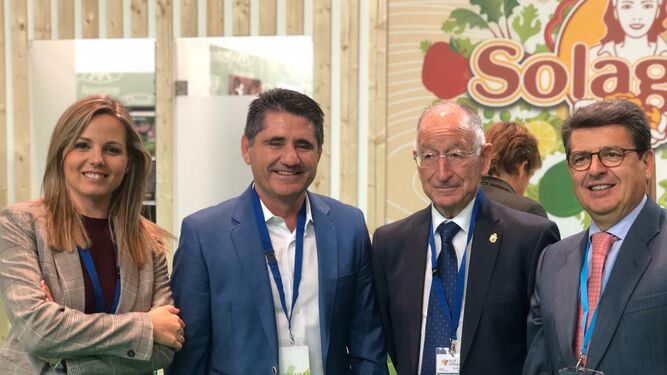 El alcalde de Roquetas de Mar y la concejal de Agricultura del municipio han visitado a las empresas junto con el diputado nacional, Juan José Matarí.
