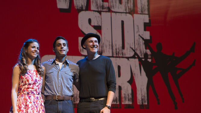 Los actores Talía del Val y Javier Ariano con el director musical Gaby Goldman.