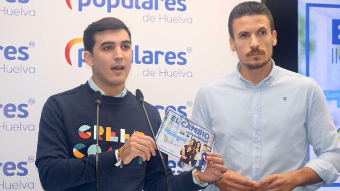 Los dirigentes de Nuevas Generaciones José Carlos García y Adrián Cano.