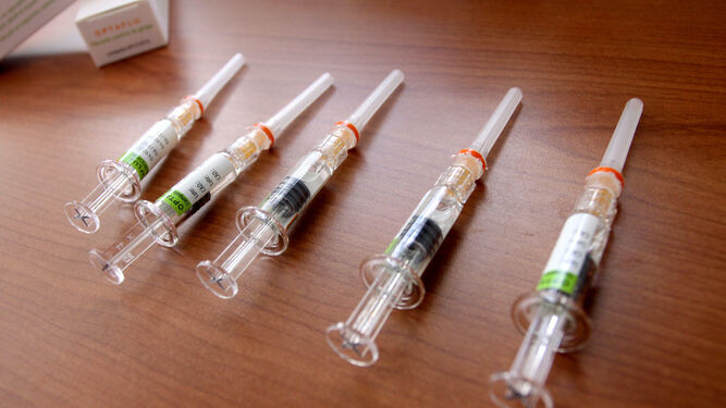Vacunas preparadas en un centro de salud onubense.