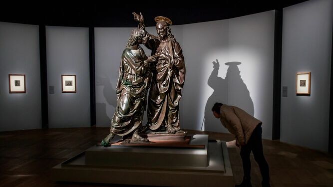 'Santo Tom&aacute;s y el Cristo', de Andrea del Verrochio, en la exposici&oacute;n sobre Leonardo da Vinci en el Museo del Louvre.