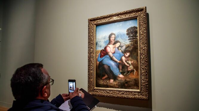 'Santa Ana, la Virgen y el Ni&ntilde;o Jes&uacute;s con un cordero', en la exposici&oacute;n sobre Leonardo da Vinci en el Museo del Louvre.